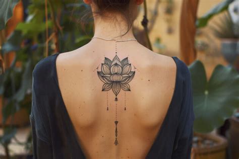 tatouage colonne vertebrale femme|Top 10 des plus beaux tatouages pour la colonne。